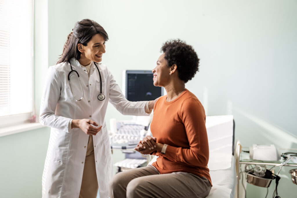 Doctora que tranquiliza a una paciente